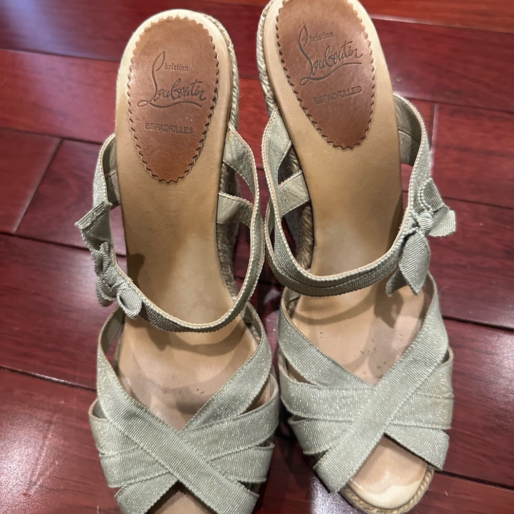 Christian louboutin plataform sport or elegant with strip gray